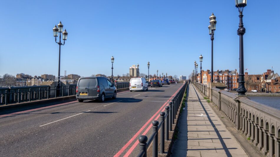 Battersea Bridge dangerous junction with traffic